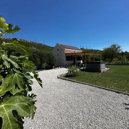 Villa Mini Marta Kastela Bbq Jacuzzi Lawn Wifi Parking *