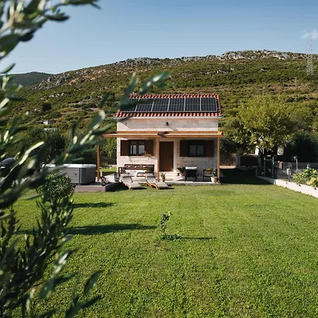 Mini Marta Kastela Bbq Jacuzzi Lawn Wifi Parking * Kaštel Štafilić