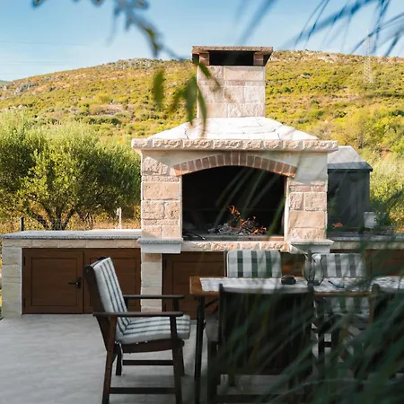 Mini Marta Kastela Bbq Jacuzzi Lawn Wifi Parking Villa *