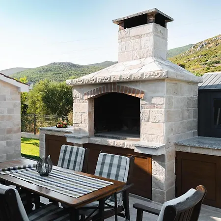 Mini Marta Kastela Bbq Jacuzzi Lawn Wifi Parking Villa *